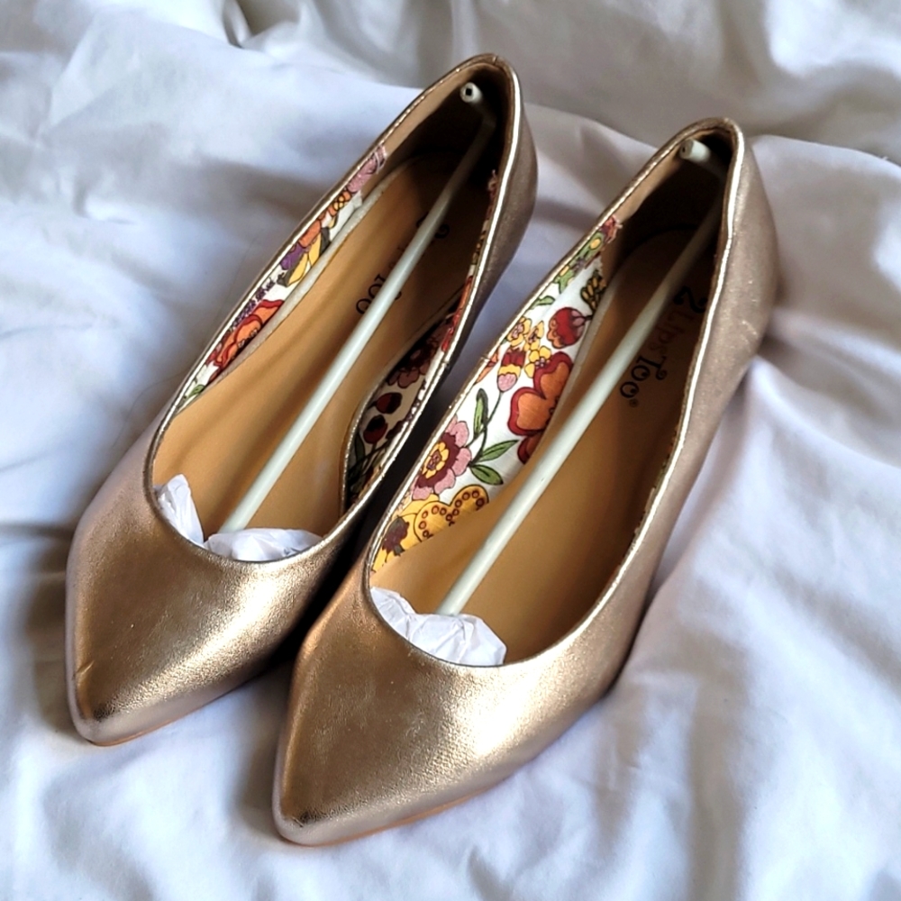 2LipsToo gold flats